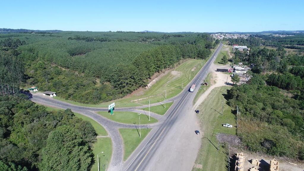 Imagem mostra o trecho da rodovia federal, BR-116, no local onde está o trevo de acesso à empresa Klabin