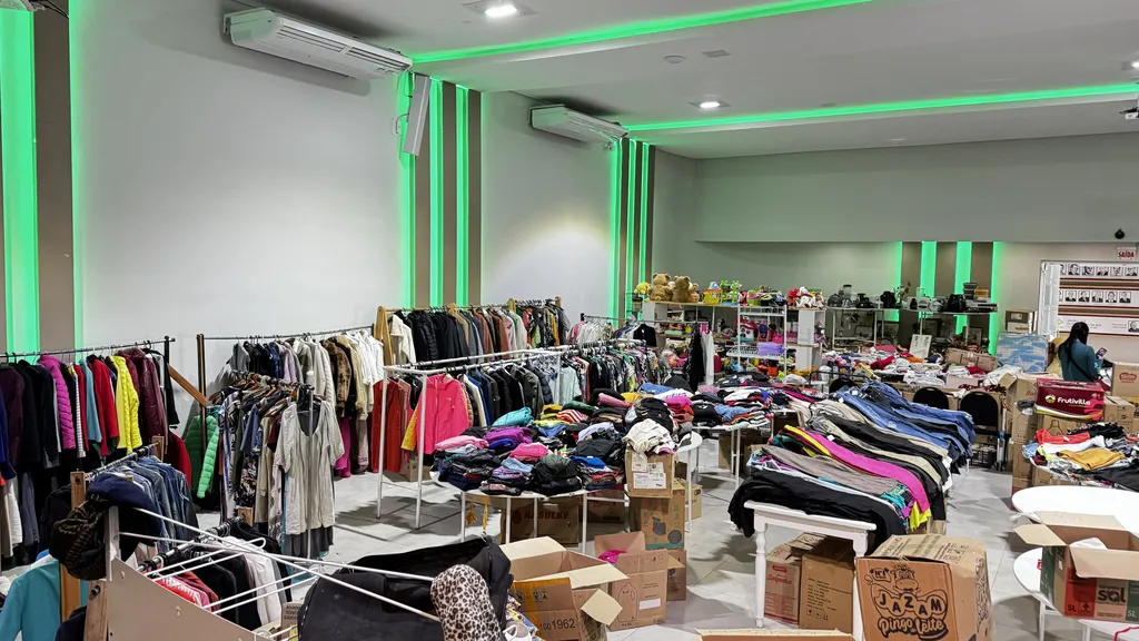 Bazar Desapega Rosa abre nesta sexta-feira (16) em Lages com variedade de produtos e ação solidária